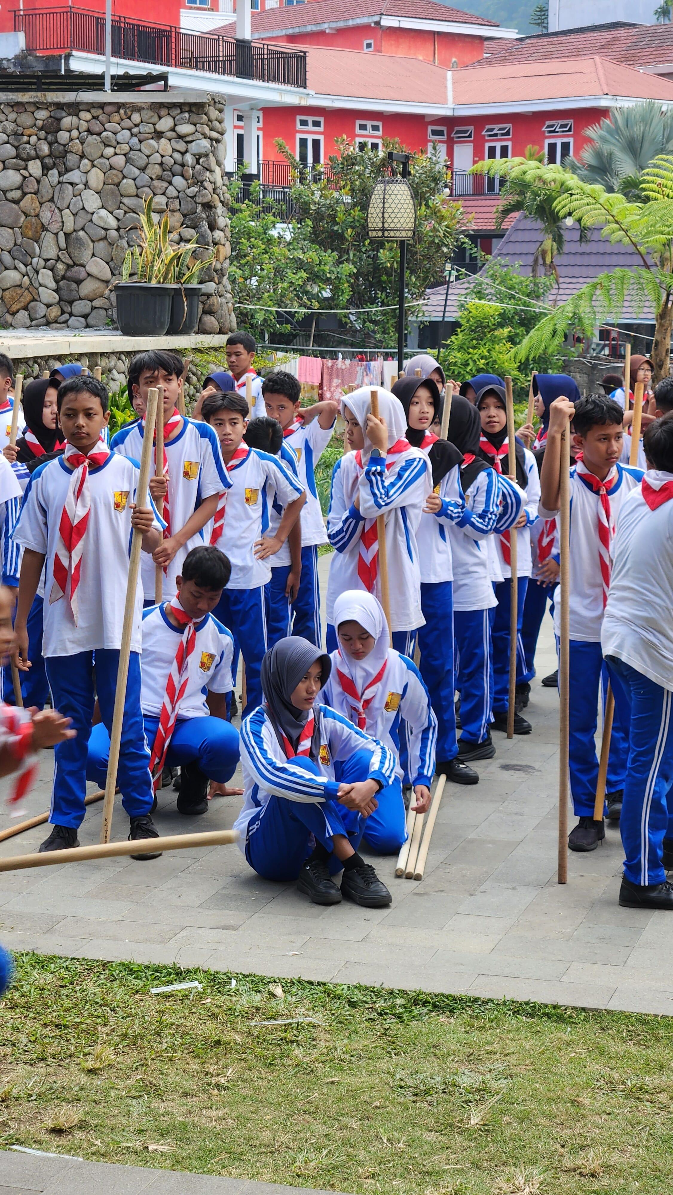 Membangun Karakter Pelajar: Kemah Besar SMPN 1 Geger di Ndalem Prabu Sarangan